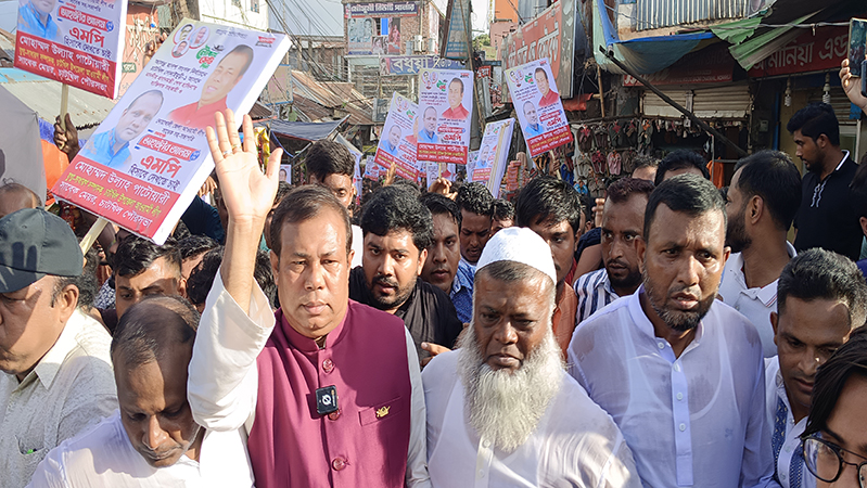 চাটখিলে নৌকা মার্কায় ভোট চেয়ে জাহাঙ্গীর আলমের লিফলেট বিতরণ