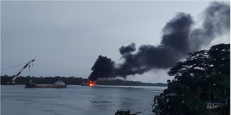 ১২ ঘণ্টা পর সেই জাহাজের আগুন নিয়ন্ত্রণে