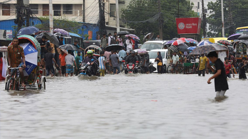 টানা বর্ষণে বিপর্যস্ত চট্টগ্রাম