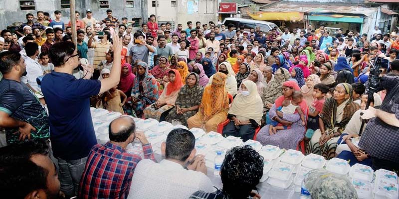 পানি বন্দী মানুষের মাঝে স্বেচ্ছাসেবক দল নেতার খাবার বিতরণ