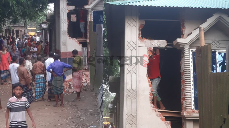 রুহিয়ায় অবৈধ স্থাপনা গুড়িয়ে দিলো প্রশাসন