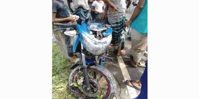 মোটরসাইকেল নিয়ন্ত্রণ হারিয়ে ৩ ভাইয়ের মৃত্যু