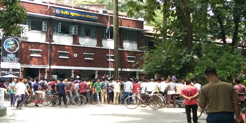 সৈয়দপুর রেল কারখানায় শ্রমিক বিক্ষোভ, সাংবাদিক প্রবেশে বাধা