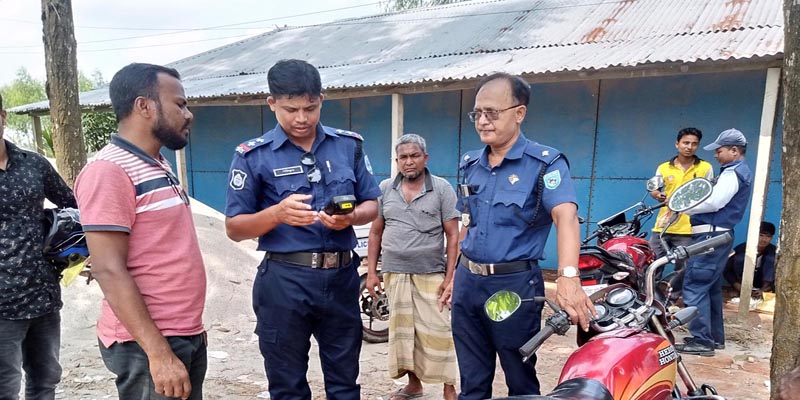 ডোমারে মোটর সাইকেলের কাগজ ও হেলমেট পরিধান নিশ্চিতকরণে পুলিশের বিশেষ অভিযান