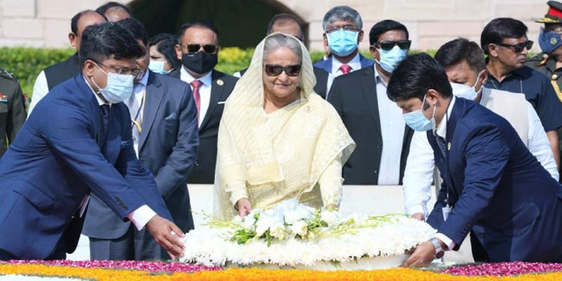 মহাত্মা গান্ধীর সমাধিতে শেখ হাসিনার শ্রদ্ধা