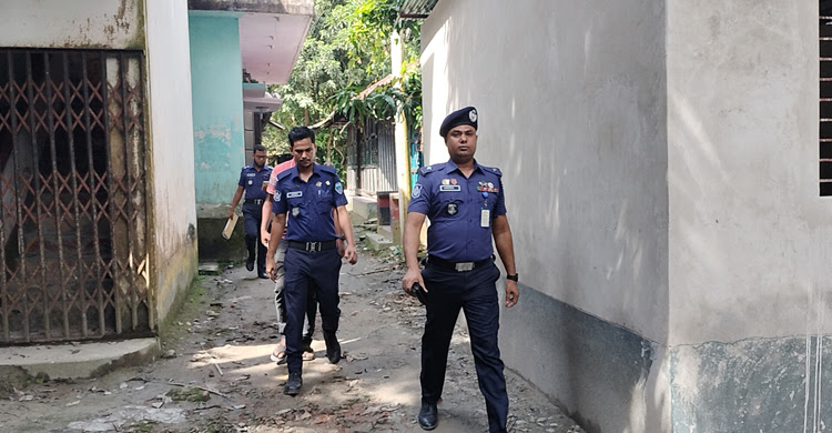 লক্ষ্মীপুরে ‘থানার লোক’ বলে ঘুম থেকে ডেকে তুলে প্রবাসীর বাড়িতে ডাকাতি