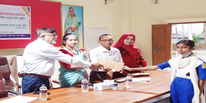 লক্ষ্মীপুরে দরিদ্র ও মেধাবী শিক্ষার্থীদের দি অফটিমিস্টসের বৃত্তি প্রদান