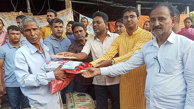 রুহিয়ায় অগ্নিকান্ডে ক্ষতিগ্রস্থ পরিবারের মাঝে  আর্থিক সহায়তা প্রদান