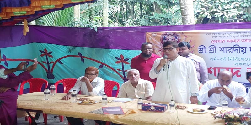 নোয়াখালীতে ড.মোহাম্মদ ফারুকের পুজামন্ডপ পরিদর্শন ও অনুদান প্রদান