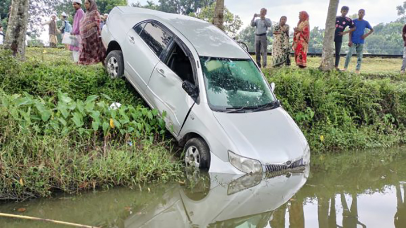 গৌরীপুরে ট্রেনের ধাক্কায় প্রাইভেট কার জলাশয়ে