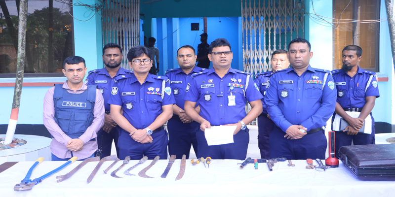 নোয়াখালীতে আগ্নেয়াস্ত্রসহ ৬ ডাকাত গ্রেপ্তার