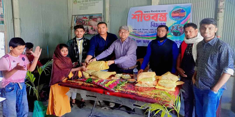 চাটখিলে সুবিধা বঞ্চিত শিশুরা পেল শীতের পোশাক