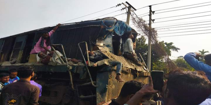 ময়মনসিংহে বালু বোঝাই ট্রাকের সঙ্গে ট্রেনের মুখোমুখি সংঘর্ষে নিহত  ৪