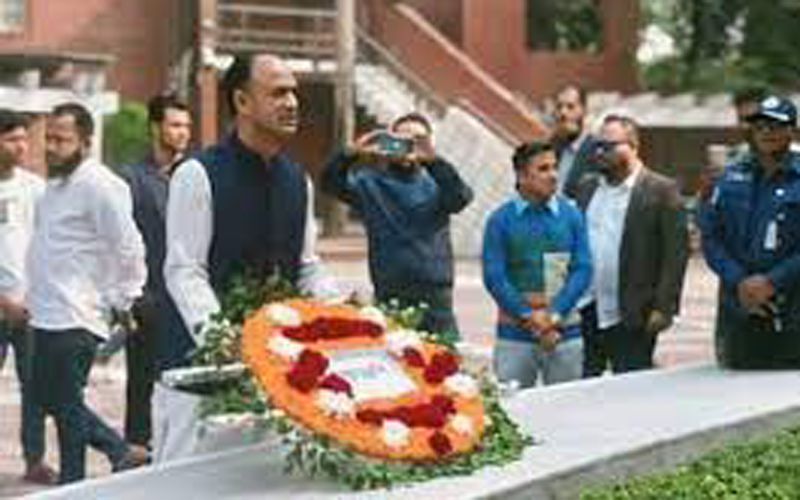 টুঙ্গিপাড়ায় বঙ্গবন্ধুর সমাধিতে ব্যারিস্টার সুমনের শ্রদ্ধা