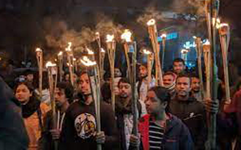 সরকারের পদত্যাগের দাবিতে ঢাবিতে মশাল মিছিল