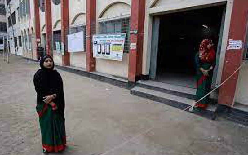 ভোটকেন্দ্র ফাঁকা, ভোটারদের বাড়ি বাড়ি যাচ্ছেন আ. লীগের