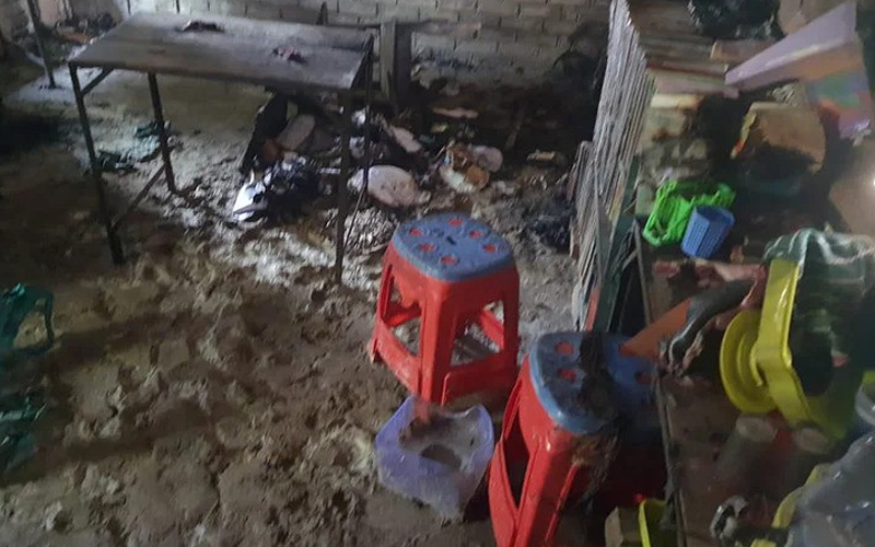 রাজশাহীর বাগমারার গনিপুর ইউনিয়নে ভোটকেন্দ্রে ককটেল নিক্ষেপ, পুড়ে গেছে আসবাব ও বইপত্র