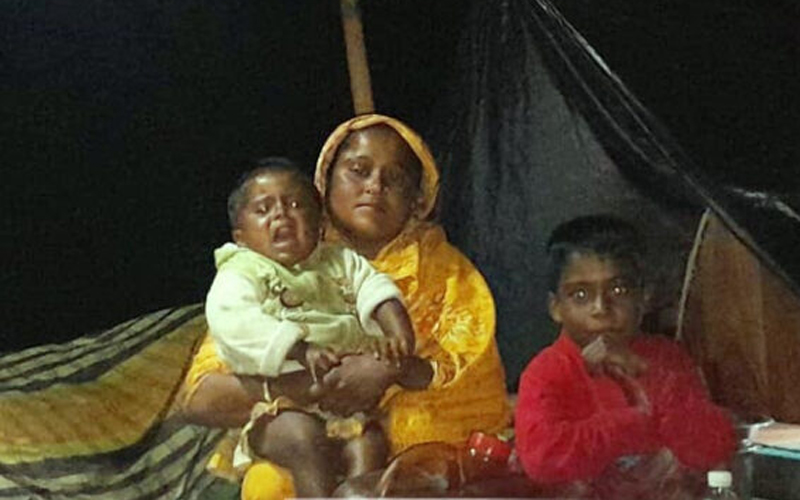 মেঘনা নদীর একেবারে কূলে একটি নৌকায় মায়ের পাশে বসে হাড়কাঁপানো শীতে কাঁপছে অবুঝ দুই (শিশু) ভাই-বোন মান্নান (৭) ও শাহিনুর (২)।