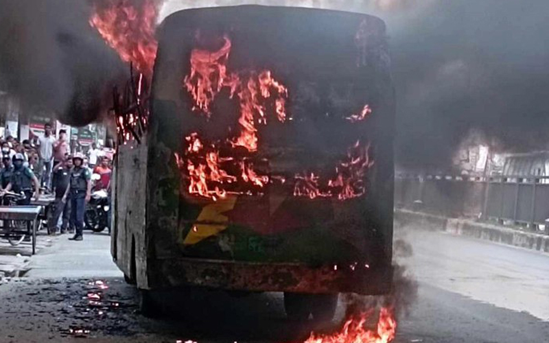 সন্ধ্যায় বাস-প্রাইভেটকার ও স্কুলে আগুন