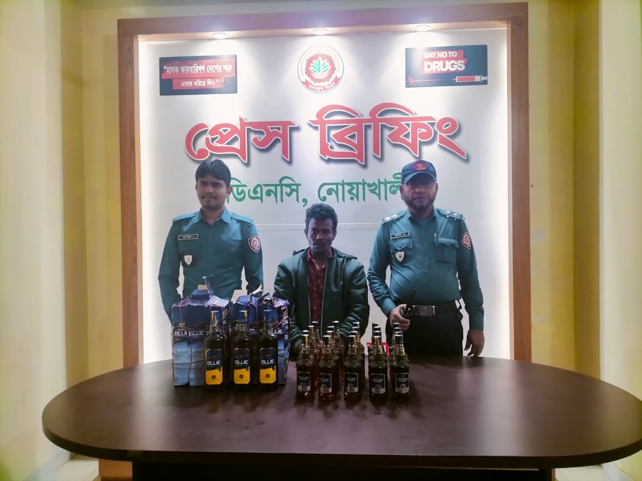  মাদক কারবারির বাড়িতে মিলল ৩৩ বোতল বিদেশী মদ, অতঃপর