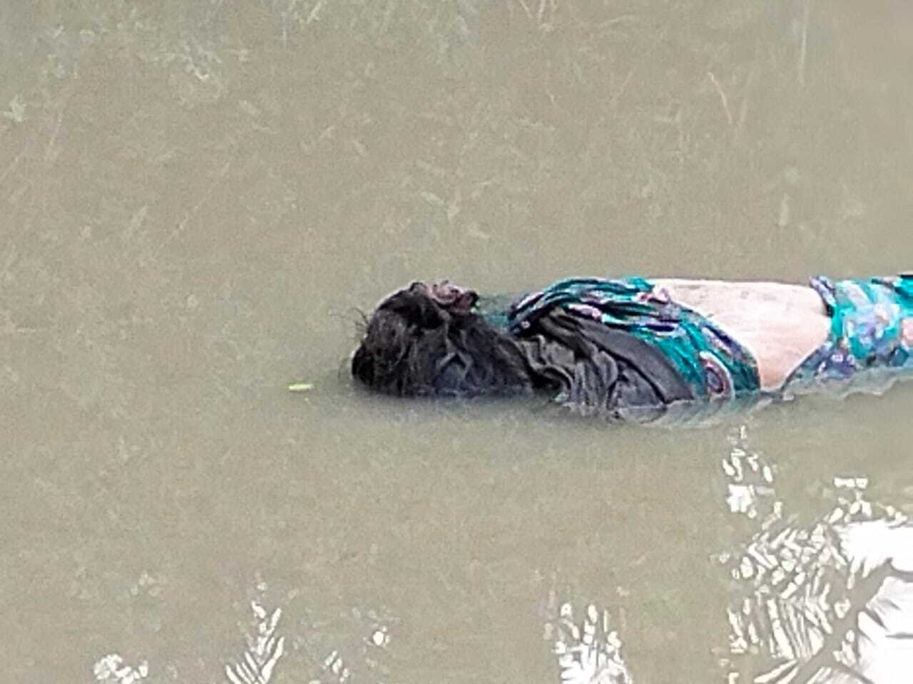 নোয়াখালীতে হত্যার পরে গৃহবধূর পা বাধা লাশ ফেলে রাখা হয় খালে