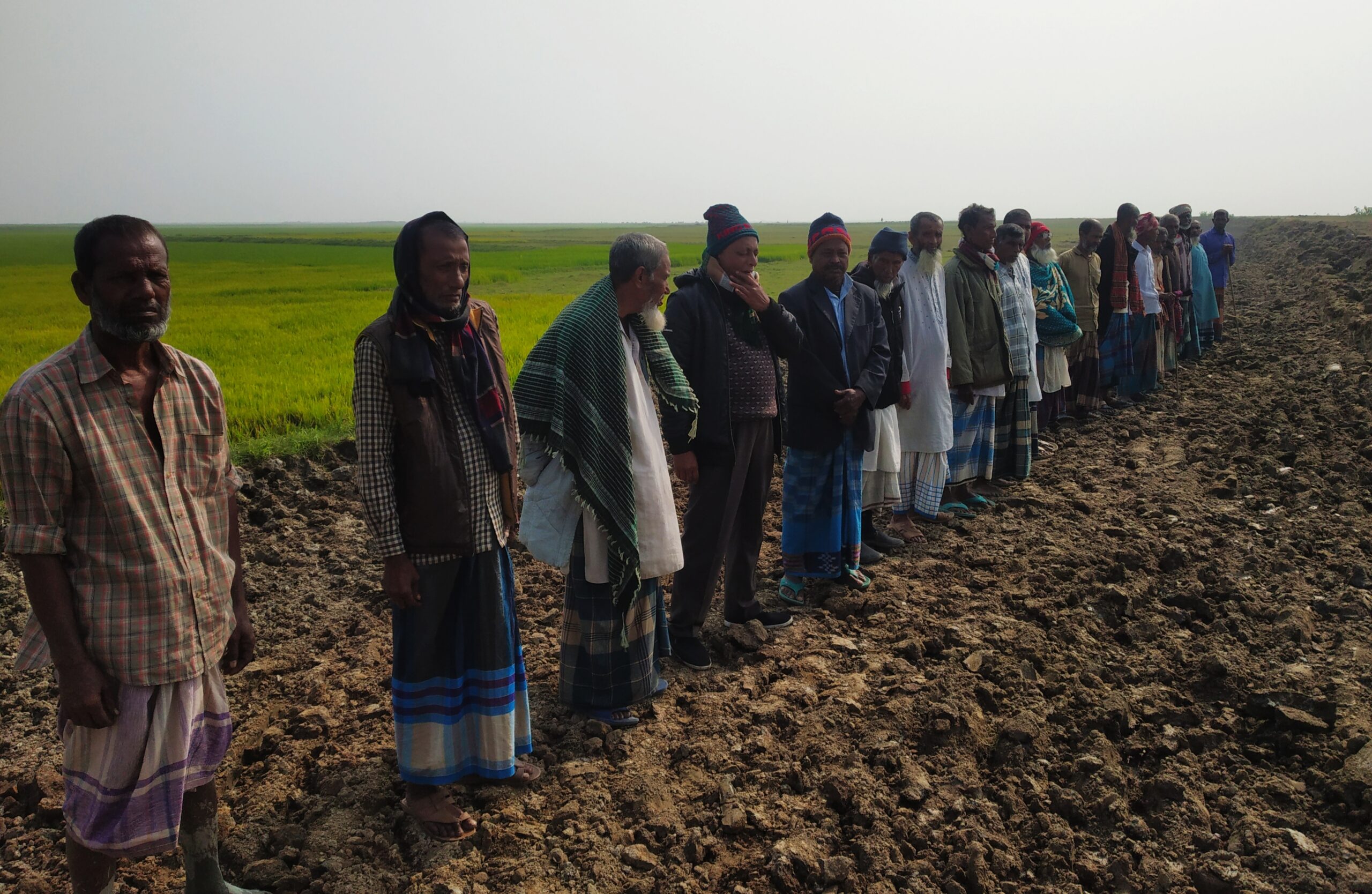সুনামগঞ্জে পাকনা হাওরে কৃষকদের মানববন্ধন