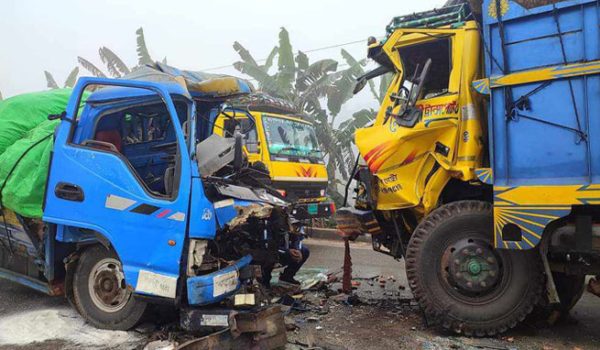 ময়মনসিংহের তারাকান্দায় ট্রাক- পিক-আপ মুখোমুখি সংঘর্ষে তিনজনের প্রাণহানী। 
