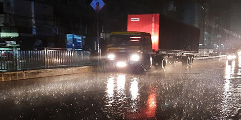 শীতের সন্ধ্যায় রাজধানীতে গুঁড়িগুঁড়ি বৃষ্টি