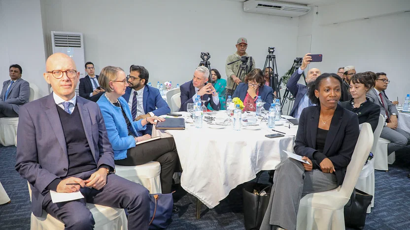 ভোটারদের চাপ দেওয়া হচ্ছে কি না, জানতে চাইলেন কূটনীতিকেরা
