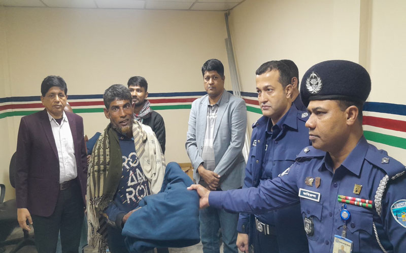 লক্ষ্মীপুরে এসপির শীতবস্ত্র পেয়ে উচ্ছ্বসিত দিনমজুর