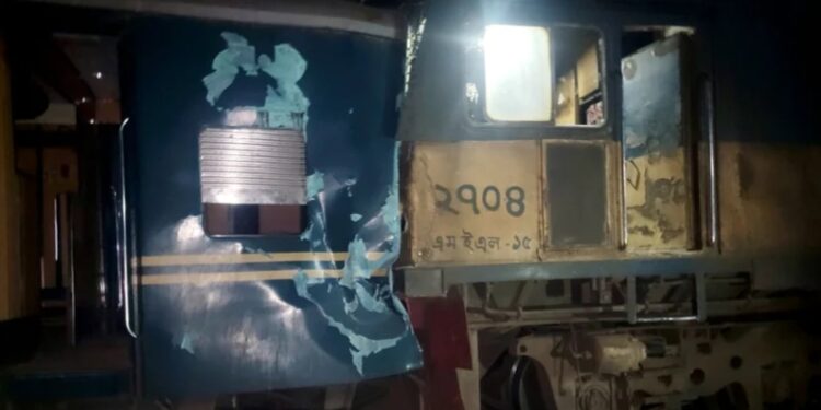 ফৌজদারহাটে দুই ট্রেনের সংঘর্ষ, আহত ২০জন