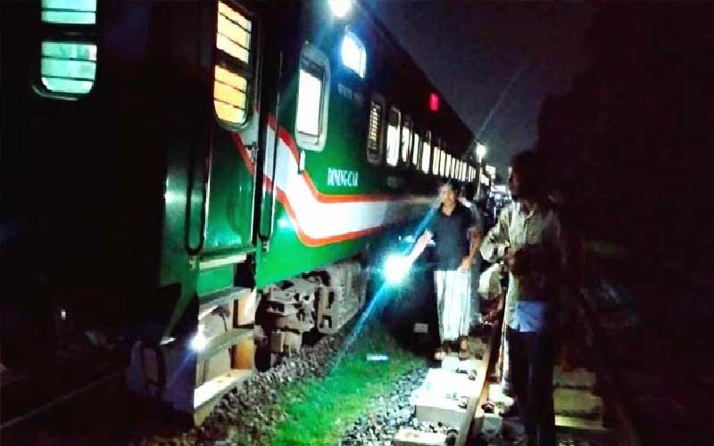 ব‌গি লাইনচ্যুত, উত্তরব‌ঙ্গের স‌ঙ্গে ঢাকার রেল‌ যোগাযোগ বন্ধ