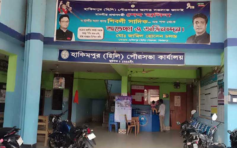 দিনাজপুরের হিলিতে ৪নং ওয়ার্ডের কাউন্সিলরকে মারধর, পৌরসভার সব সেবা বন্ধ