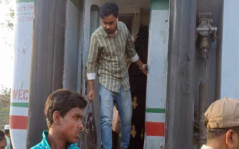 গৌরীপুরে বিজয় এক্সপ্রেসের দুটি বগি রেখেই চলেগেল ট্রেন