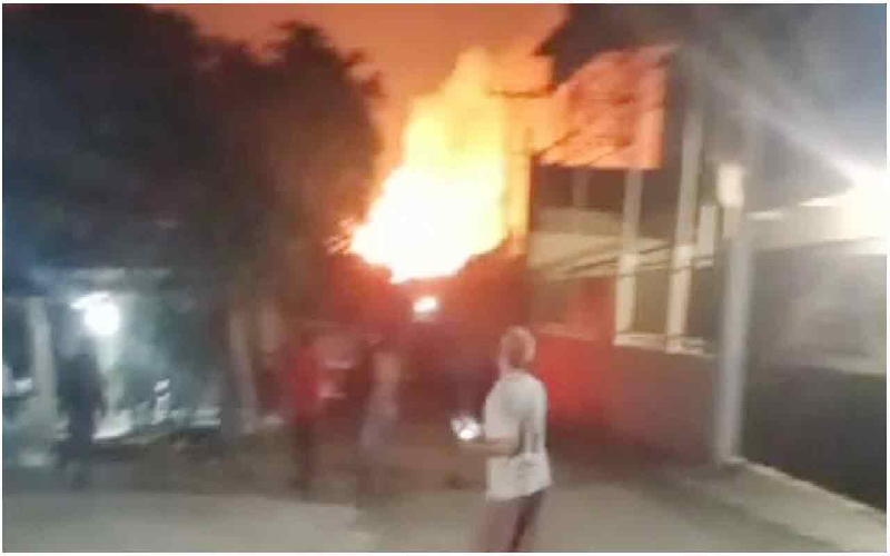 ইন্দোনেশিয়ায় সামরিক বাহিনীর একাধিক অস্ত্রাগারে ভয়াবহ অগ্নিকাণ্ড