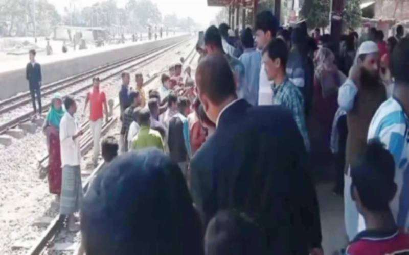 বিরামপুরে চলন্ত ট্রেনে প্রাণ গেল যুবকের