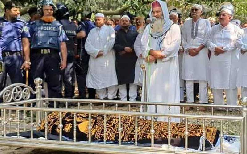 প্যারোলে মুক্তি পেয়ে মায়ের জানাজায় বিএনপি নেতা চাঁদ