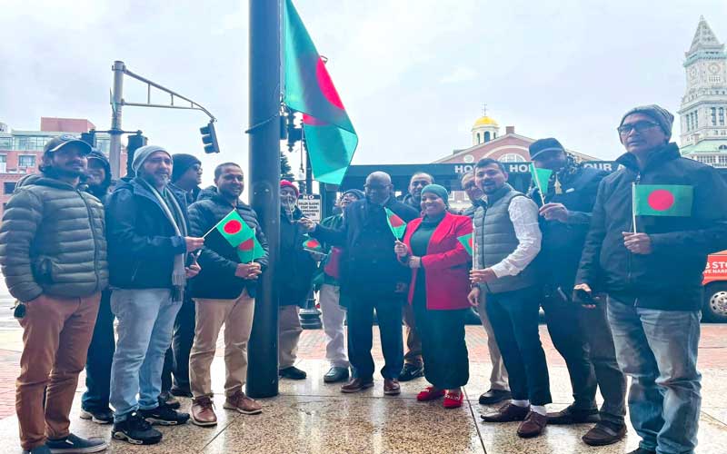 বোস্টনের প্রবাসীরা ফের নগর ভবনের সামনে উত্তোলন করলেন বাংলাদেশের জাতীয় পতাকা