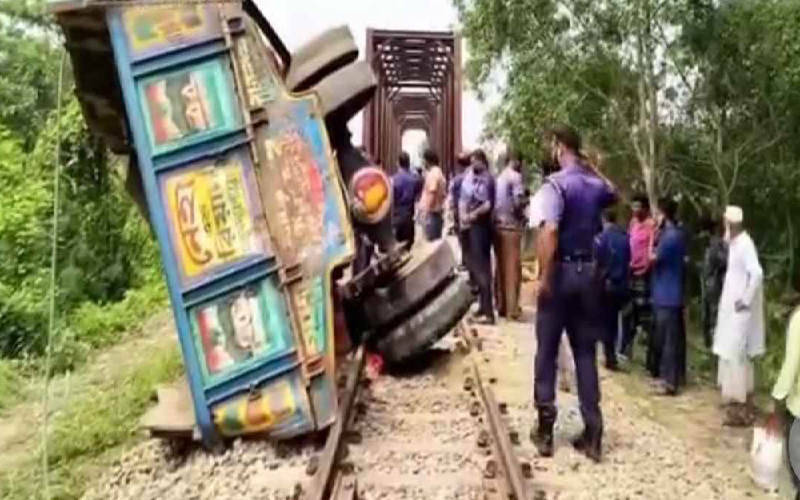 ফেনীর মুহুরীগঞ্জে ট্রেনের সঙ্গে বালুবাহী ট্রাকের ধাক্কা: নিহত বেড়ে ৬