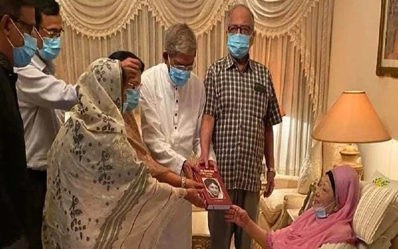 নিজের জীবনের ওপর লেখা বই উপহার পেলেন খালেদা জিয়া