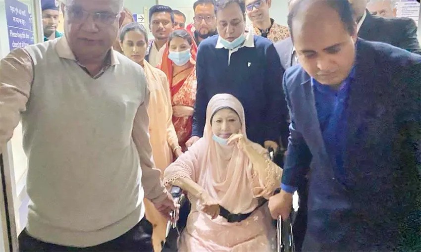 স্বাস্থ্য পরীক্ষা শেষে হাসপাতাল থেকে বাসায় ফিরেছেন খালেদা জিয়া