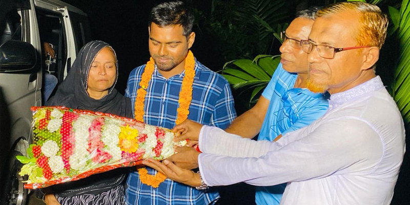 ঘুম থেকে উঠছে দেখতাম অস্ত্র আমাদের দিকে তাককরা: নাবিক রাজু