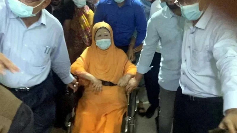 ১২ দিন পর হাসপাতাল থেকে বাসায় ফিরেছেন খালেদা জিয়া