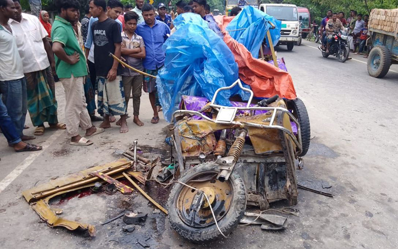 ফুলবাড়ীতে ট্রাকের সংগে অটোরিকশার মুখোমুখি সংঘর্ষে