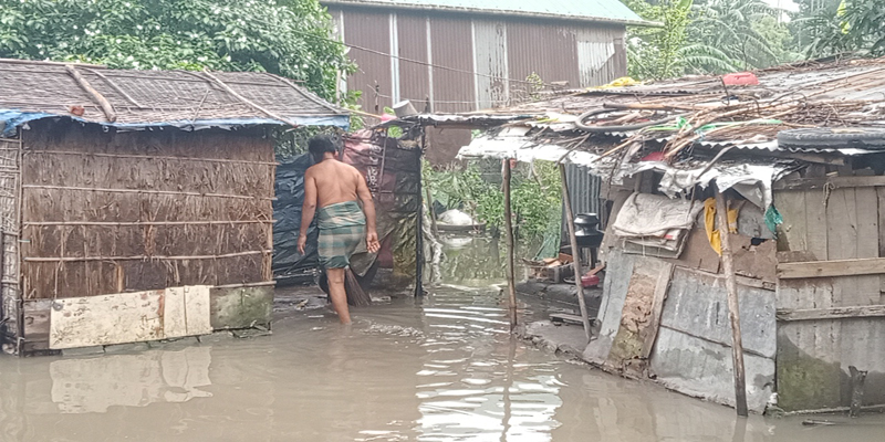 ড্রেন পরিষ্কার না করার কারনে অল্প বৃষ্টিতে ঘরে উঠে পানি