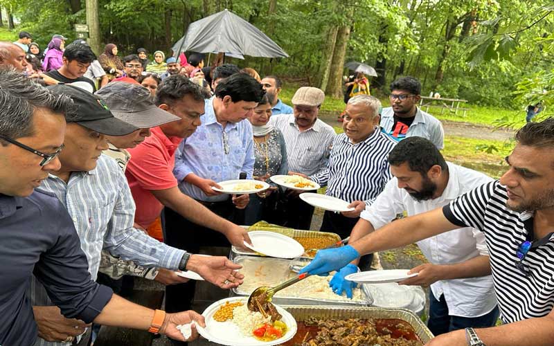 নিউ ইয়র্কে বৃষ্টিতেও জমে উঠে শেরপুর জেলা সমিতির বনভোজন