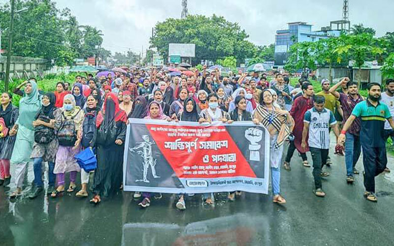শিক্ষার্থীদের আন্দোলনে শিক্ষক-অভিভাবকরা