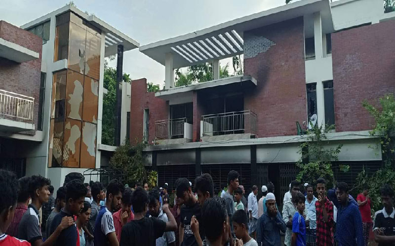 মিছিল নিয়ে সাবেক এমপি ইব্রাহীমের বাড়িতে অগ্নিসংযোগ
