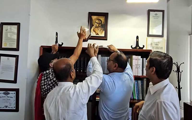 যুক্তরাষ্ট্রে বাংলাদেশ দূতাবাস থেকে বঙ্গবন্ধু ও শেখ হাসিনার ছবি সরাতে বাধ্য করলেন বিএনপির কর্মীরা