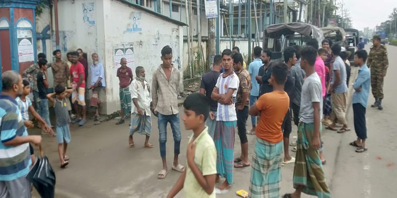 বকেয়া বেতন আদায়ের দাবিতে সাবেক এমপি কিরনের কারখানার শ্রমিকদের মানববন্ধন